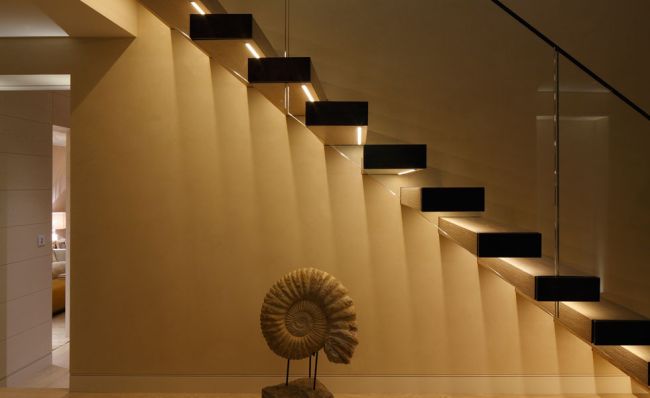 escaleras con luz en los escalones