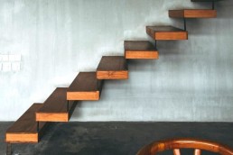 Escaleras voladas de madera, tendencia en decoración