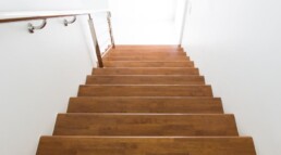 La mejor opción para tus escaleras de obra revestir con madera