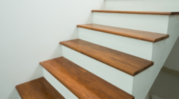 Revestimiento y forrado de escaleras con madera