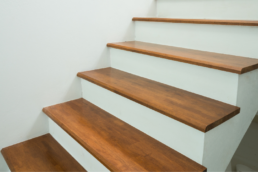 Revestimiento y forrado de escaleras con madera