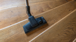 limpieza de las escaleras de madera