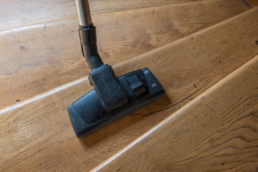 limpieza de las escaleras de madera
