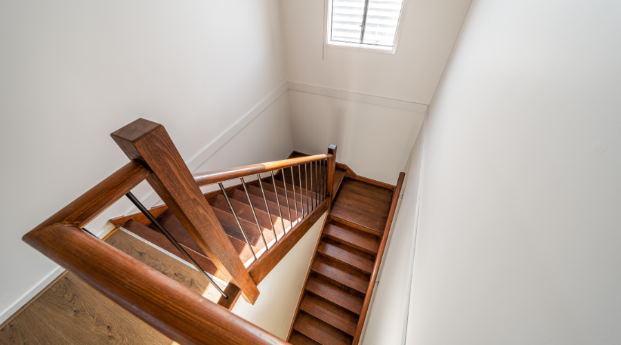 Diferencias entre barandillas y pasamanos de madera