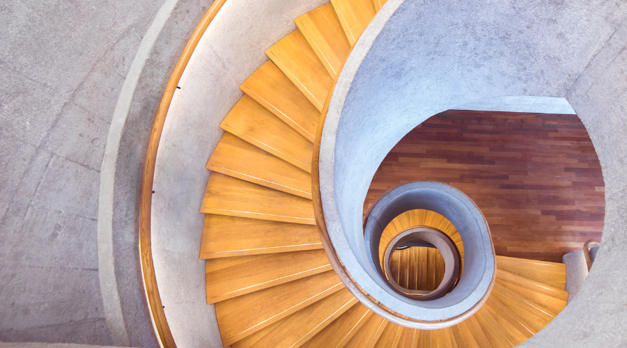 Escaleras de madera frente a metal o vidrio