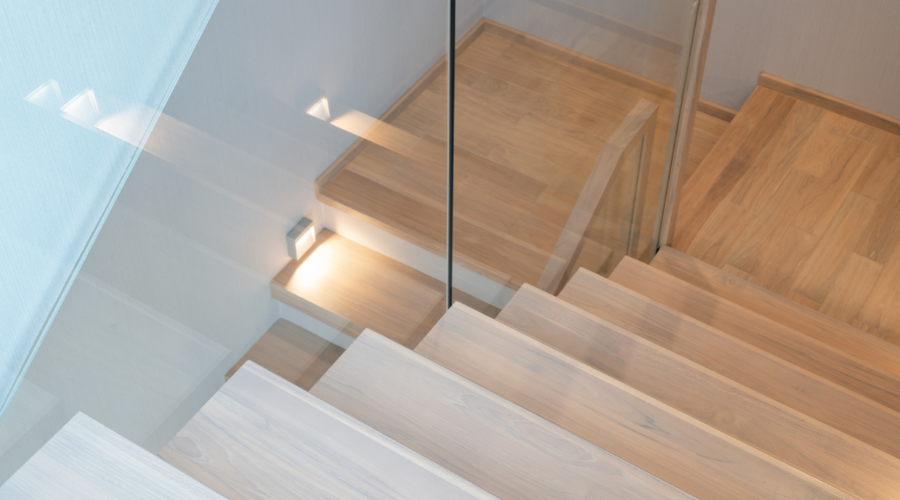 escalera de madera impecabl