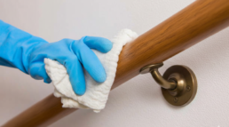 cuidar y limpiar tu pasamanos de madera