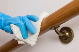 cuidar y limpiar tu pasamanos de madera
