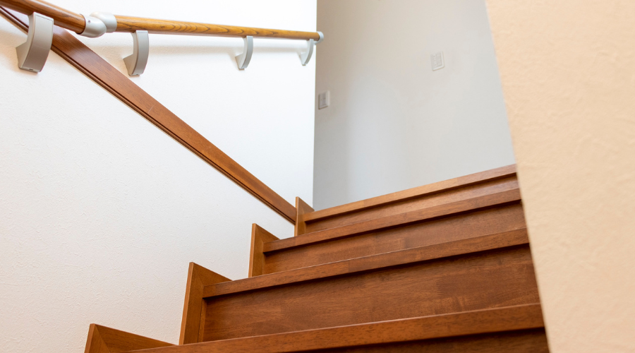 limpiar correctamente un pasamanos de madera sin dañarlo